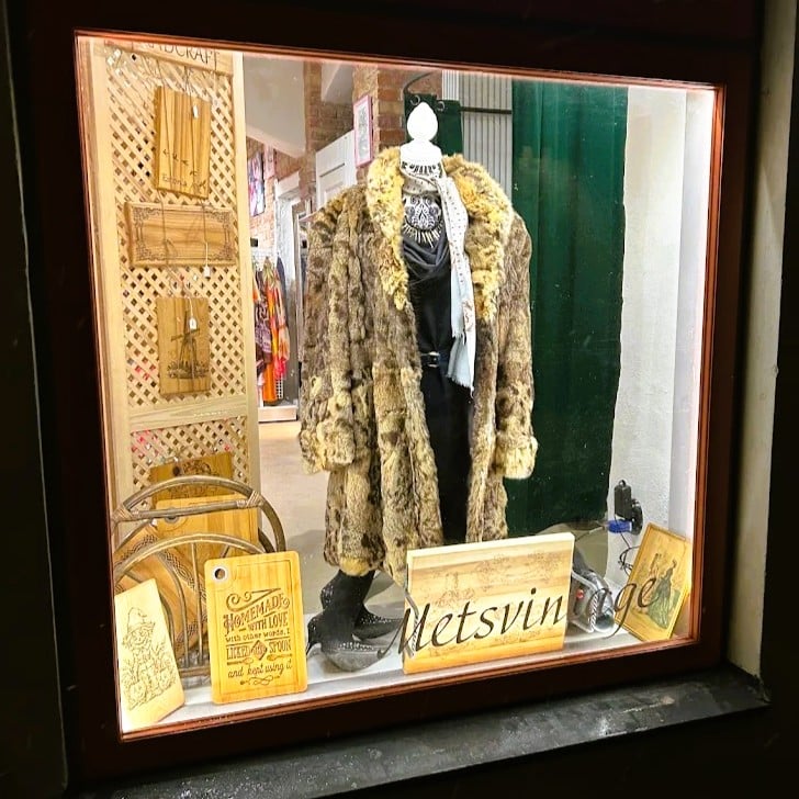 metsvintage boutique window